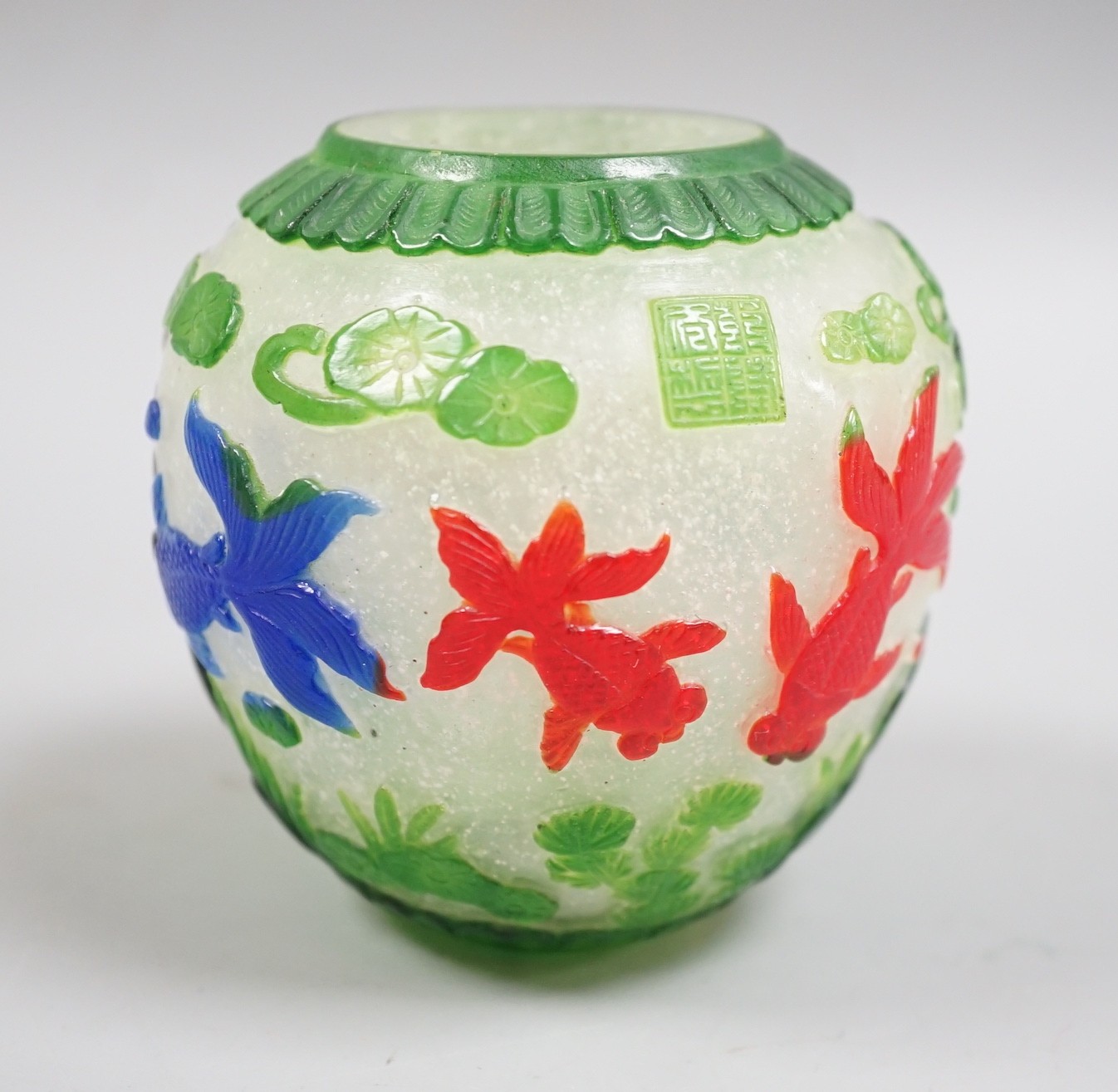 A Chinese overlaid glass vase, Qianlong seal mark. 9cm